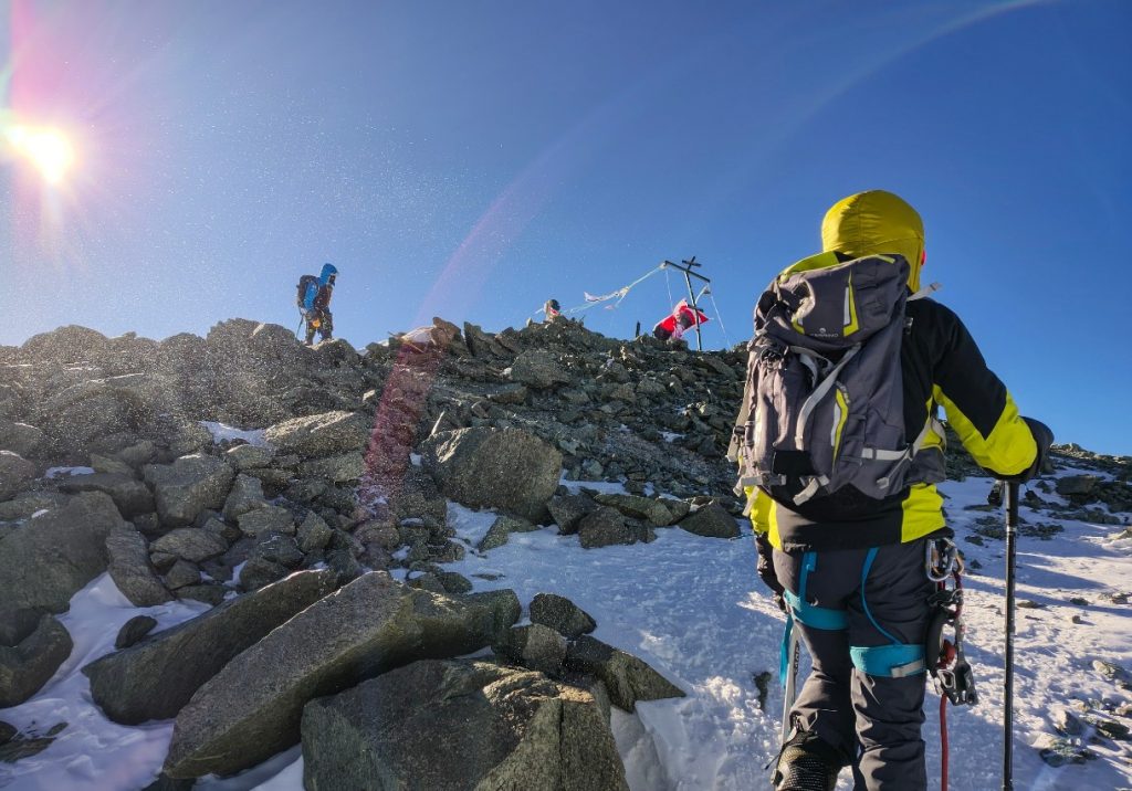 Cima en la cumbre Pico Lenin
