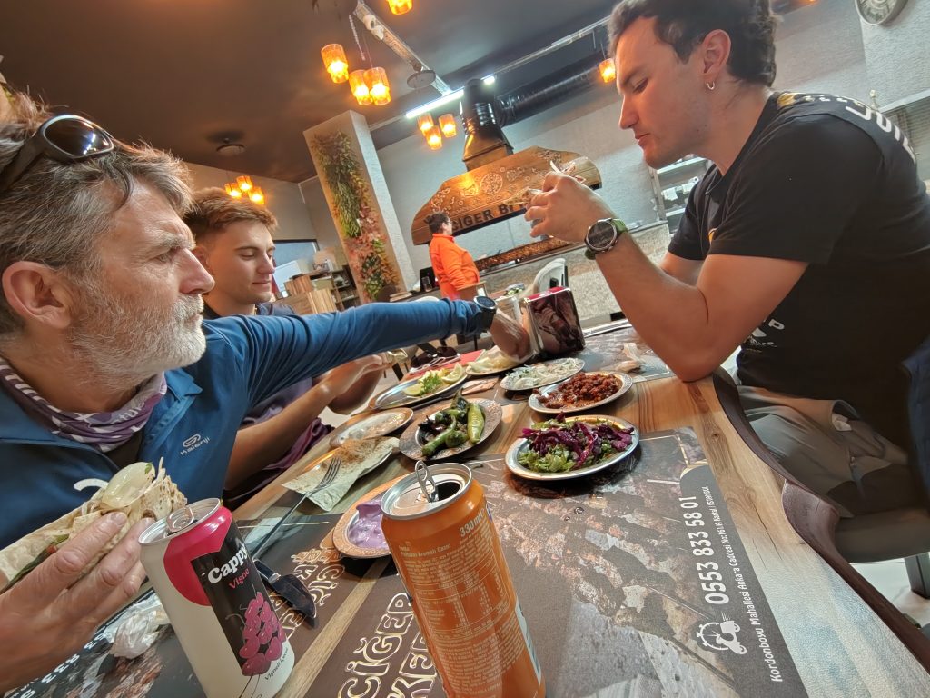 Cena en Estambul. Viaje alpinismo Turquía.